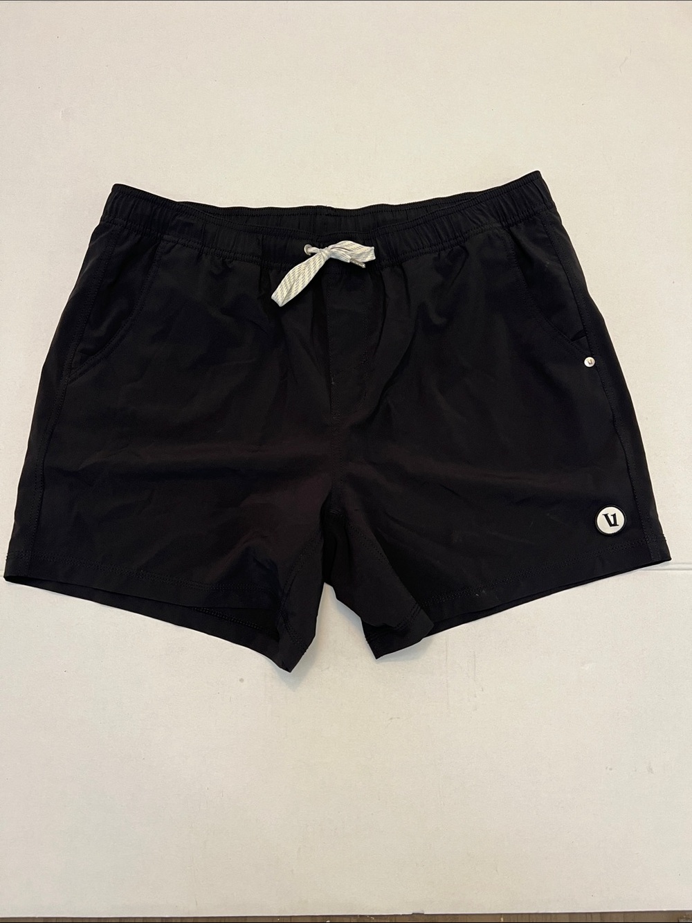 Vuori Men Size XL Kore 5 Inch Lined shorts Black Athleisure V367 active